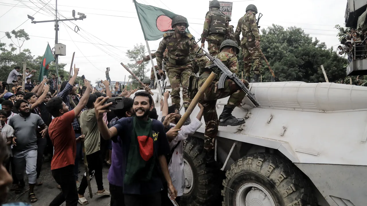 Protestatarii din Bangladesh au intrat în Parlament şi au vandalizat casa premierului demisionar