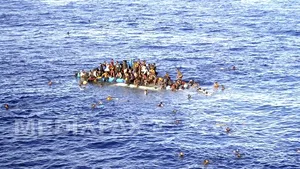 CAUZA tragediei din Marea Mediterană, în care au murit peste 800 de oameni: Naufragiul vasului cu imigranţi, cauzat de căpitan, care s-a apropiat de nava sosită în ajutor - VIDEO