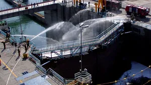 Un împingător cu şase barje a lovit poarta de acces în ecluza Agigea