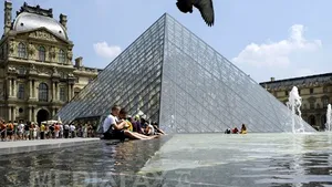 Record la Luvru: Muzeul, vizitat de 8,8 milioane de turişti în 2011