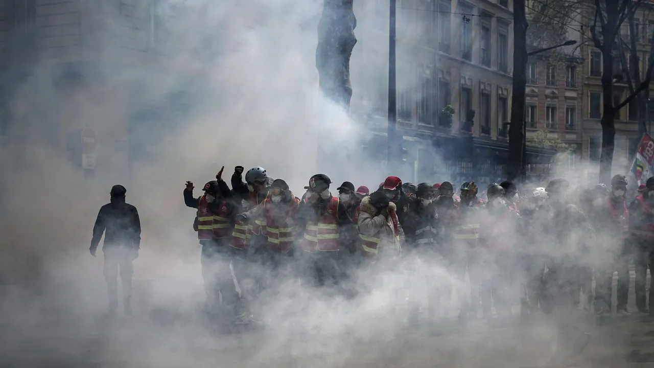 Zeci de protestatari, reţinuţi la Paris după confruntări cu forţele de ordine