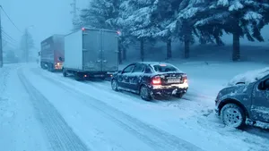 Harta multianuală a drumurilor naţionale şi autostrăzilor care prezintă riscuri mari de înzăpezire / Mai mult de 75% dintre ele s-ar putea bloca dacă ar ninge abundent şi continuu