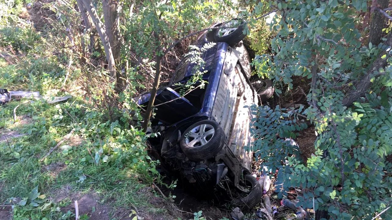 Accident în Vaslui. Doi tineri au murit după ce maşina în care se aflau s-a răsturnat într-o râpă | FOTO