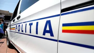 Un tânăr de 17 ani a furat mașina părinților și a făcut accident în timp ce fugea de polițiști