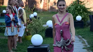 Paradă a modei cu creaţii vestimentare accesorizate cu dulciuri, fructe, legume şi carne, la Alba Iulia | GALERIE FOTO, VIDEO