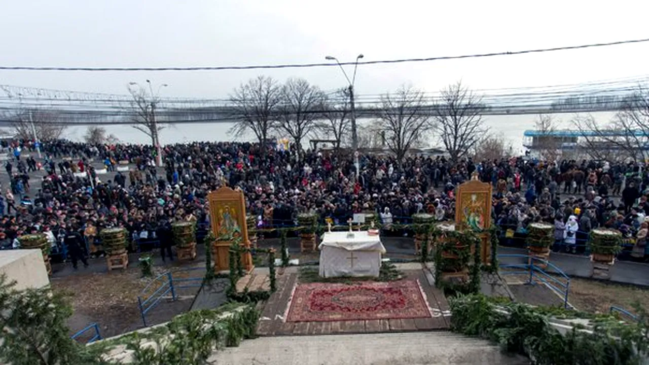 BOBOTEAZA: Mii de credincioşi, la bisericile din ţară pentru a lua agheasmă mare