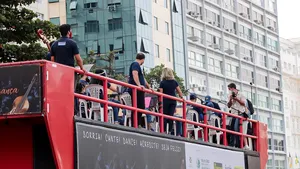 O orchestră din Brazilia le-a cântat oamenilor dintr-un camion