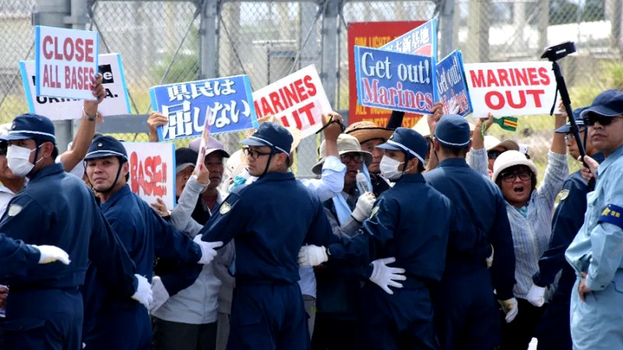 Zeci de mii de oameni au protestat la Okinawa împotriva prezenţei bazelor militare americane în zonă - FOTO, VIDEO