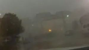 IMAGINI impresionante: Un tren de marfă este dărâmat de pe un pod de vântul puternic, în New Orleans - FOTO & VIDEO