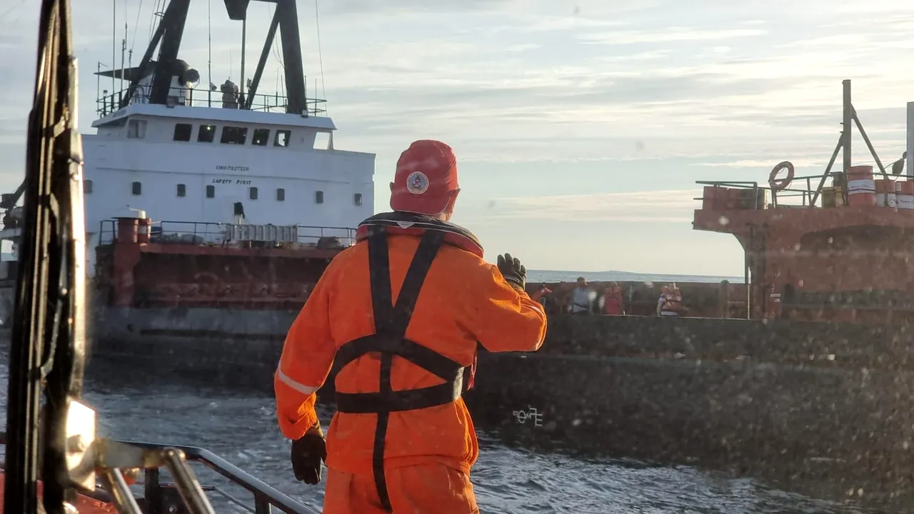 Explozie la bordul unei nave de marfă în apropiere de Sulina / Marinarii le-au spus autorităţilor române că ar fi lovit o mină şi aceasta a explodat / Statul Major al Forţelor Navale Române trimite puitorul de mine şi scafandrii către Sulina