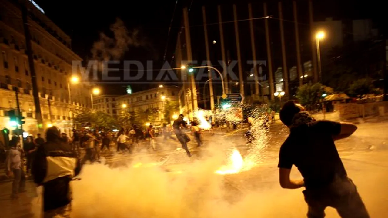VIOLENŢELE DIN ATENA: Protestatarii greci au cerut taxe de protecţie proprietarilor de magazine, pentru a nu le devasta