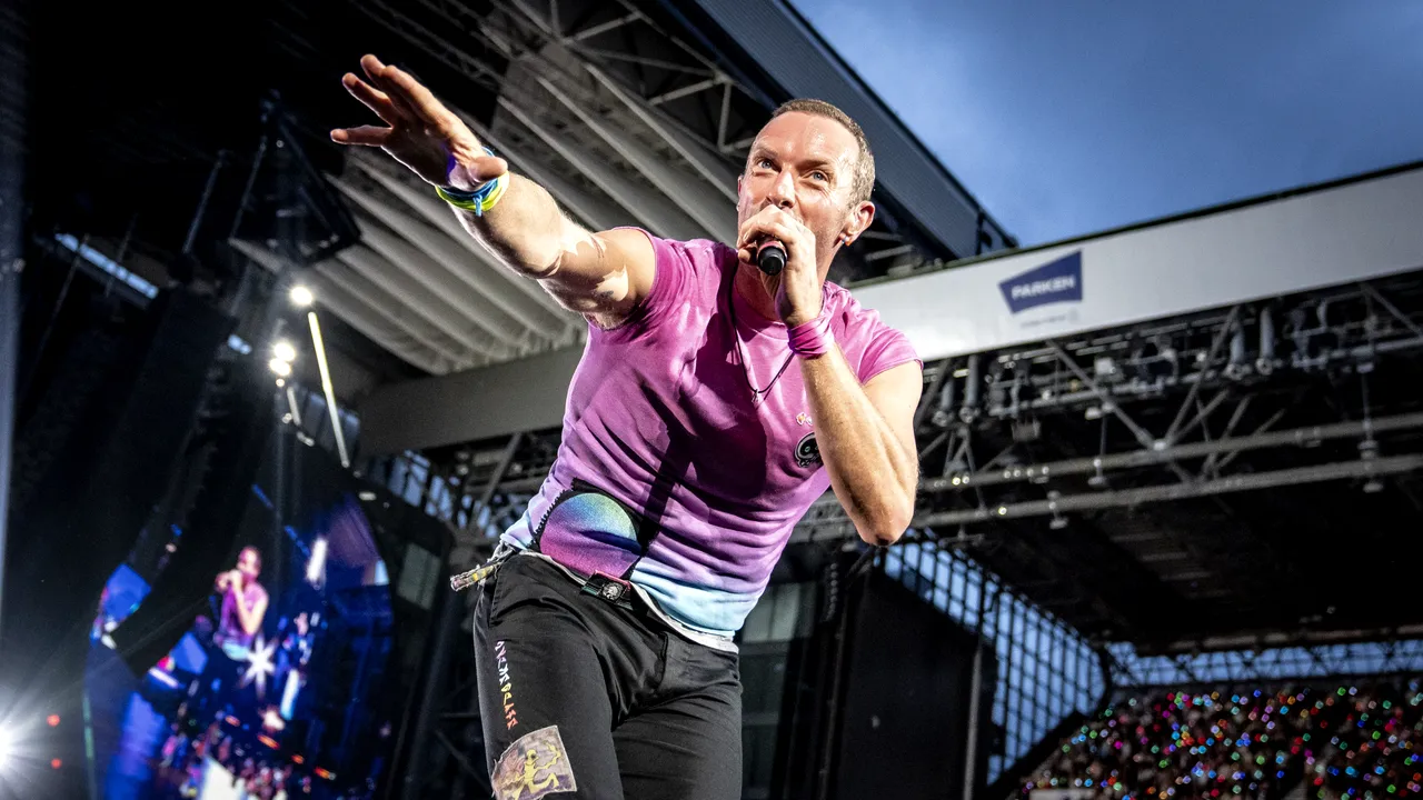 Un manelist a urcat pe scenă lângă Coldplay. Publicul l-a huiduit