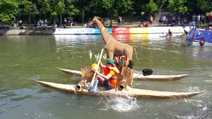 GALERIE FOTO, VIDEO Bărci din sticle de plastic, bidoane sau carton, la întrecere pe Bega în cadrul unei competiţii 