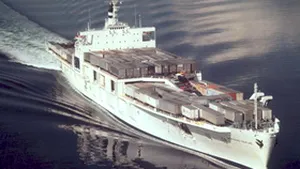 O navă contractată de Forţele navale americane a deschis focul asupra unui vas iranian
