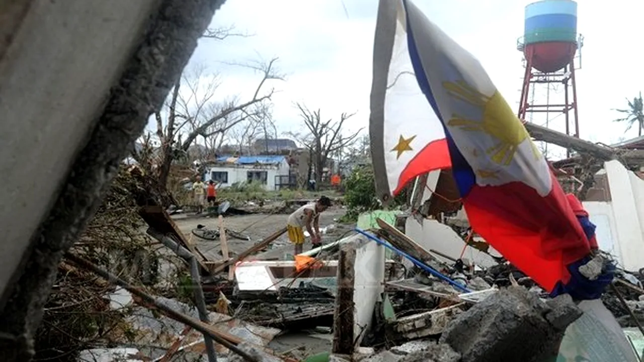 Cel mai VIOLENT ciclon al anului: Locuitorii din zonele afectate de taifun în Filipine jefuiesc morţii pentru a supravieţui 