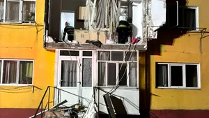 Explozie de butelie la Aleșd: balcon prăbușit și o femeie rănită grav