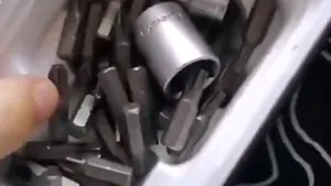 Anchetă la magazinul unde o gălăţeancă a comandat un telefon de 6.700 şi a primit şuruburi