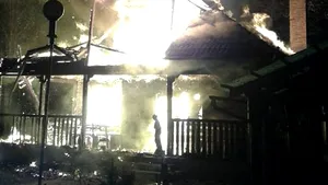 Casă de vacanţă din Arad, distrusă complet de flăcări. Este al cincilea incendiu în câteva ore - GALERIE FOTO 