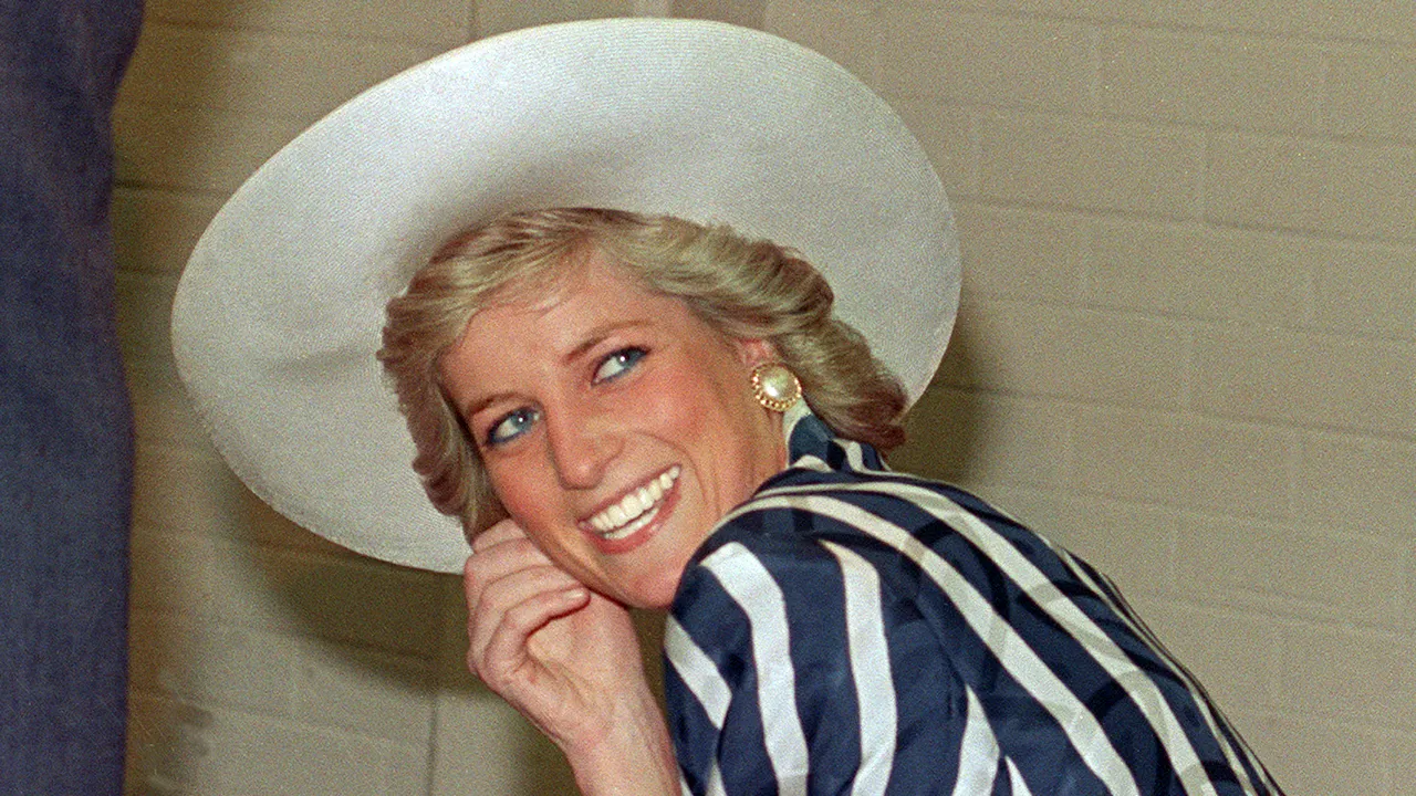 Prinţesa Diana, omagiată de fiii săi, Harry şi William, în ziua când ar fi împlinit 60 de ani. Statuia închinată lui lady Di, dezvelită în grădina Palatului Kensington
