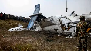 Bilanţul prăbuşirii avionului de pasageri în Nepal a ajuns la 49 de morţi. Ce ar fi provocat accidentul aviatic