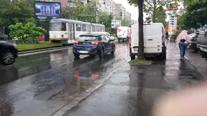 Intervenţii după ploaia din Capitală: Pompierii au scos apa din sute de case, curţi şi străzi/ Echipajele încă acţionează în Pantelimon