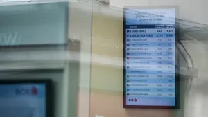 Moneda naţională s-a apreciat faţă de euro, dolarul american şi francul elveţian