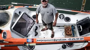 Un aventurier francez a murit după ce a încercat să traverseze Oceanul Atlantic într-o barcă cu vâsle 