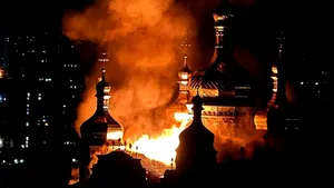 Catedrala Adormirii Maicii Domnului din Kiev, în flăcări după un atac rusesc / Andrei Caramitru: „Mă întreb ce-or să zică zuzuraniștii”