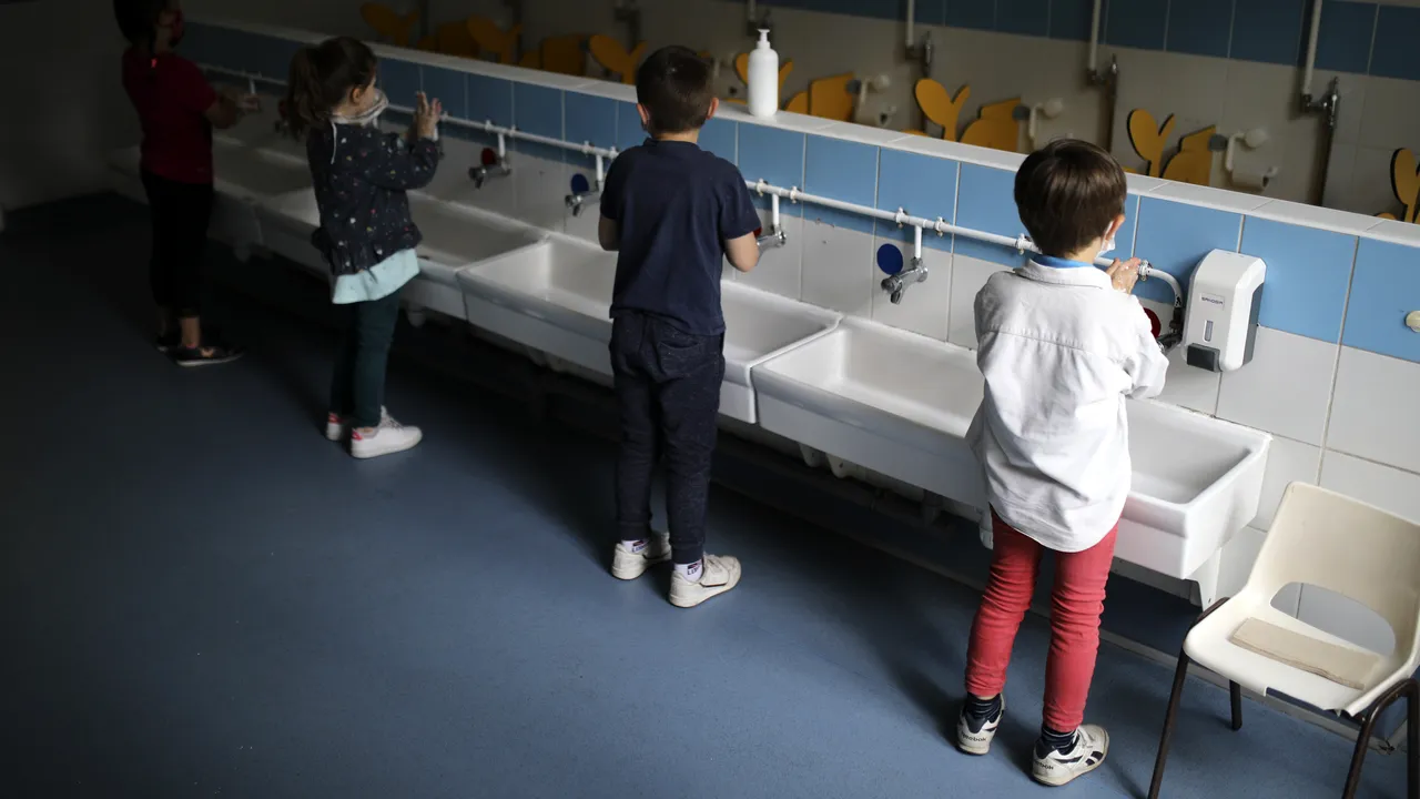 Cum începe noul an şcolar? Noul ghid transformă profesorii în paznici la uşa toaletei