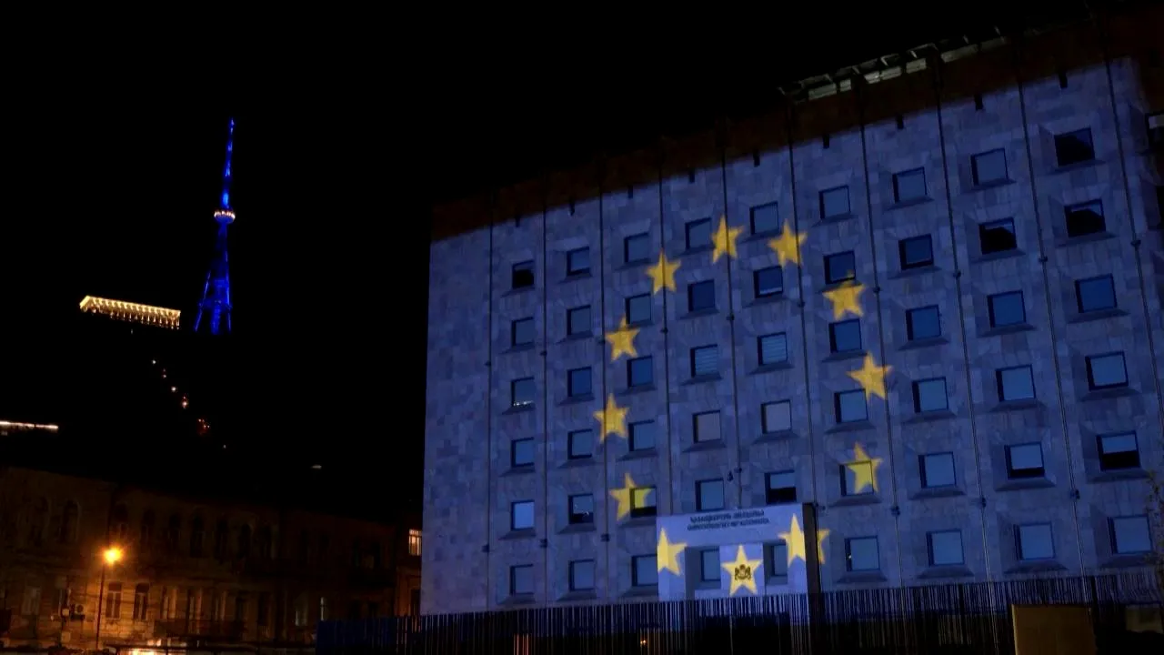 Georgia a sărbătorit în ciuda lui Putin: apropierea de UE, marcată puternic vizual la Tbilisi