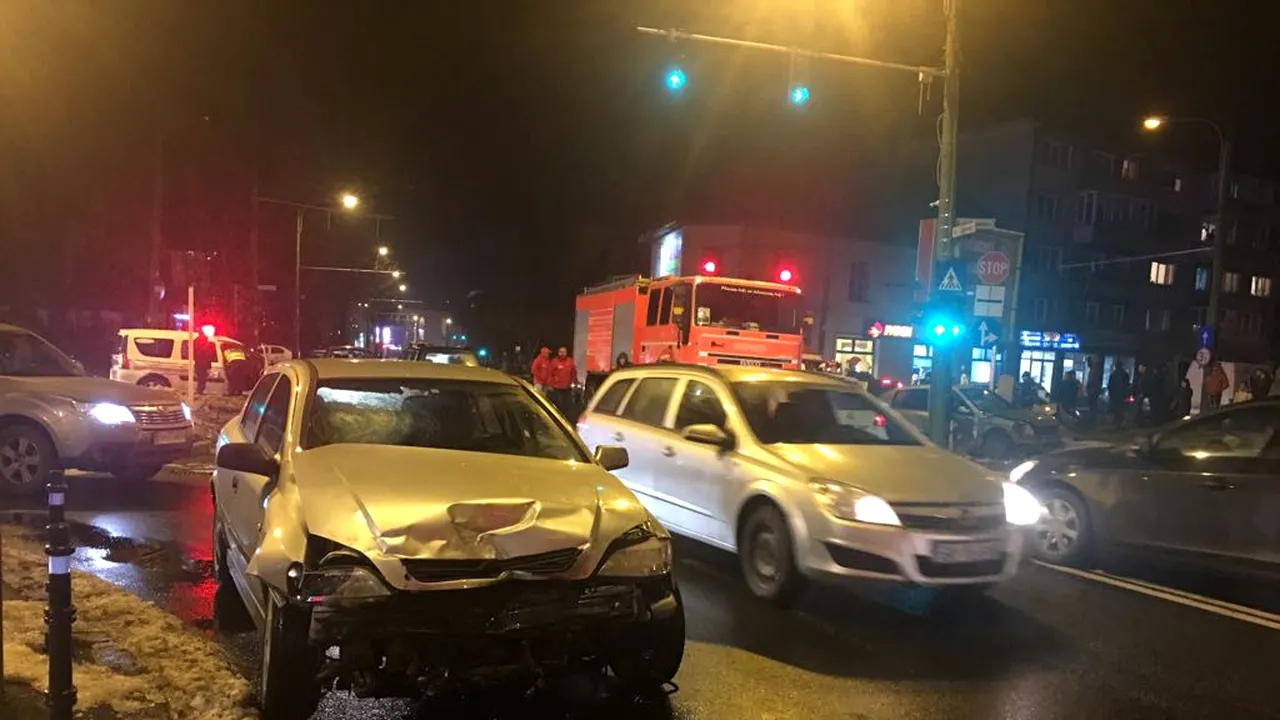 Un poliţist, implicat în accidentul cu şase victime de la Braşov. Două maşini s-au ciocnit într-o intersecţie, iar unul dintre vehicule a fost proiectat într-un grup de pietoni 
