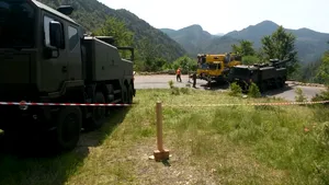 FOTO, VIDEO | Camionul implicat în accidentul cu militari a fost scos din râpă după o intervenţie de 5 ore