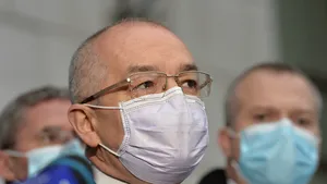 Emil Boc a descoperit că s-a vaccinat cu AstraZeneca din lotul ABV2856. Primarul a avut simptomele unei răceli