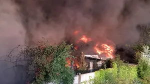 FOTO&VIDEO Incendiu de proporţii la un depozit de deşeuri plastice din ţară. Două hale, cuprinse de flăcări