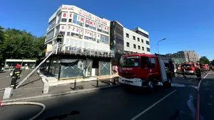 Magazin cuprins de flăcări în București pe Șoseaua Virtuții. Incendiul s-a extins la terasa unui hotel