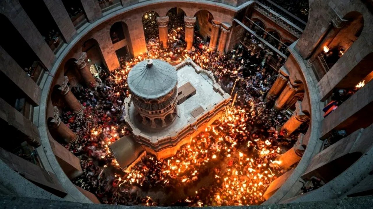 Sfânta Lumină s-a pogorât la Biserica Sfântului Mormânt din Ierusalim. Când va ajunge în România
