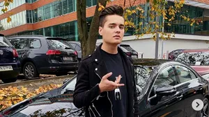 Selly, un vlogger cunoscut din România, şi-a avariat maşina de lux. Tânărul avea permis de puţin timp