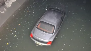 Maşina de lux a lui Dan Diaconescu a ajuns în râul Dâmboviţa