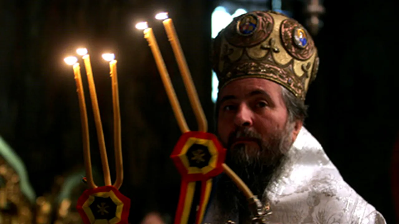 Sute de credincioşi participă la slujba de la Catedrala mitropolitană din Craiova