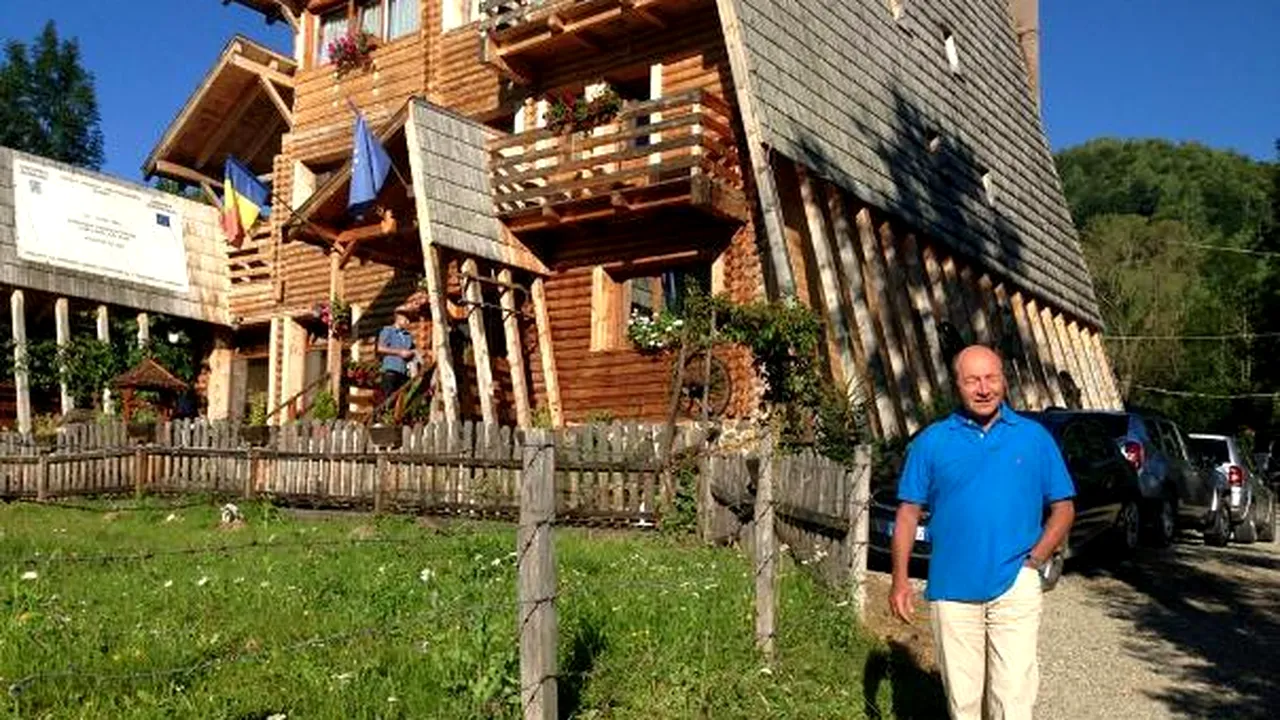 Băsescu a plecat de pe Muntele Găina după ce a cântat 