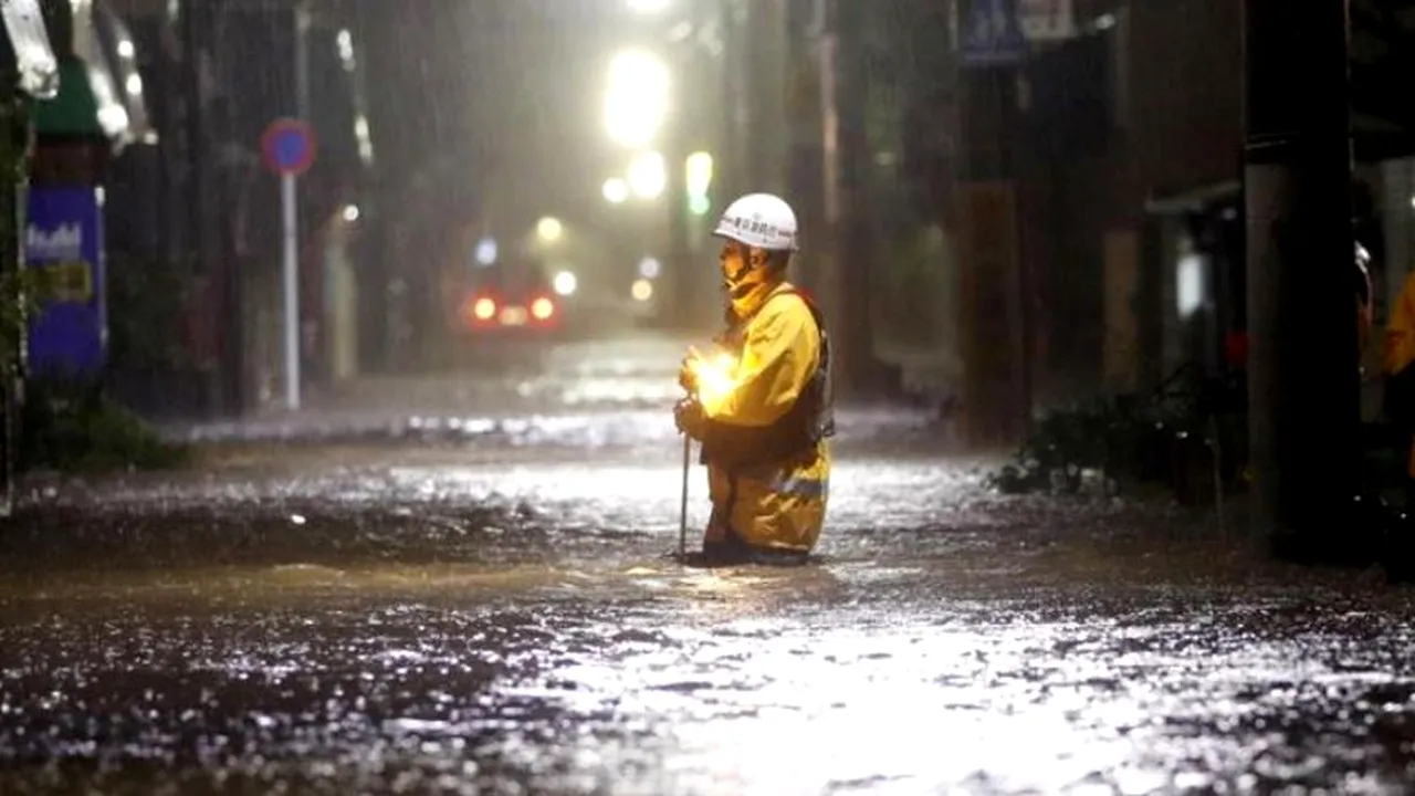 Japonia, lovită de ploi torenţiale, în timp ce se apropie taifunul
