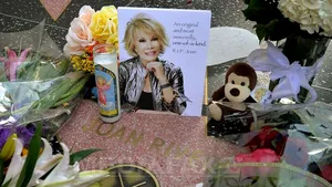 Joan Rivers va fi înmormântată alături de un covor roşu