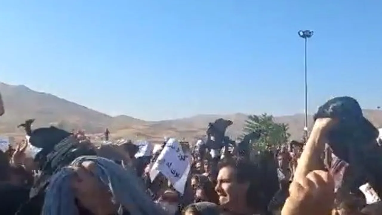Proteste la înmormântarea tinerei bătută până a murit de către poliţiştii din Iran