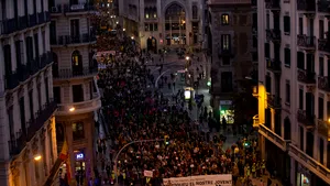 Manifestaţii violente în Barcelona: Confruntări între forţele de ordine spaniole şi zeci de mii de militanţi catalani - VIDEO