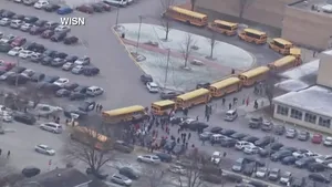 Nou incident grav într-un liceu din Statele Unite. Schimb de focuri între un elev şi un agent de pază. VIDEO