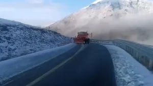 ZĂPADĂ de 4 metri pe Transalpina: Drumarii intervin între Rânca şi Obârşia Lotrului pentru deblocarea drumului | VIDEO