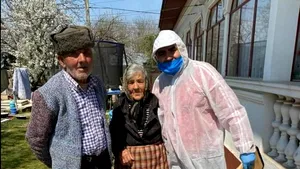 Primarul giurgiuvean care a îmbrăţişat zeci de bătrâni în timpul pandemiei, amendat de Poliţie