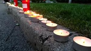 FOTO | Omagiu pentru victimele atacului din Barcelona, la Iaşi: Zeci de oameni au aprins lumânări în semn de solidaritate