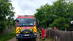Incendiu într-o casă din județul Iași. Doi răniți, transportați la spital