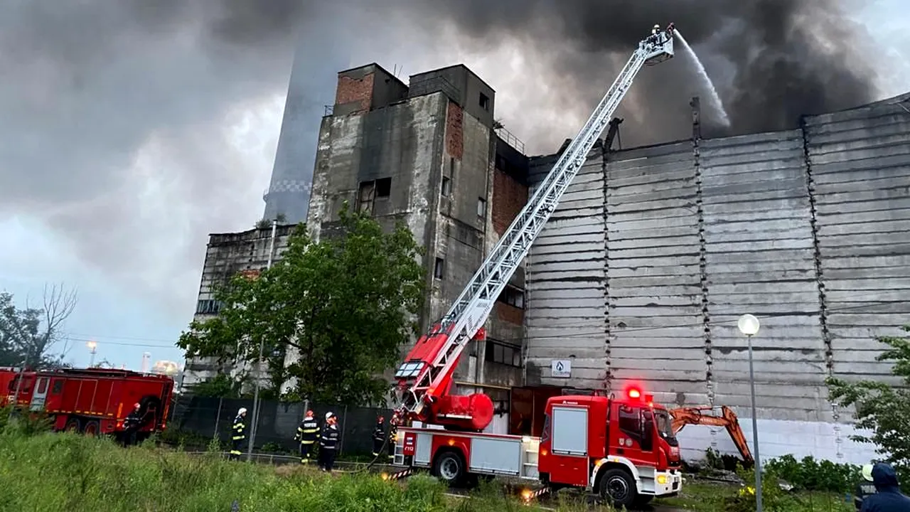 Incendiu reizbucnit la Brazi. Peste 500 de tone de deşeuri au ars. Garda de Mediu spune că nu poate măsura impactul de mediu